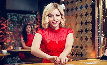 Hình ảnh một trận đá gà Thomo sắp diễn ra với không khí sôi động